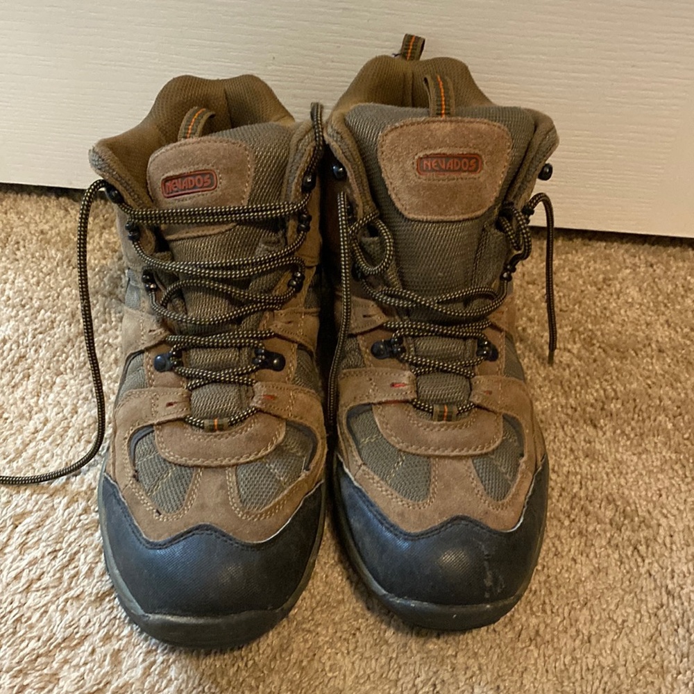 Men’s size 12 Nevado high top hiking boots. Brown